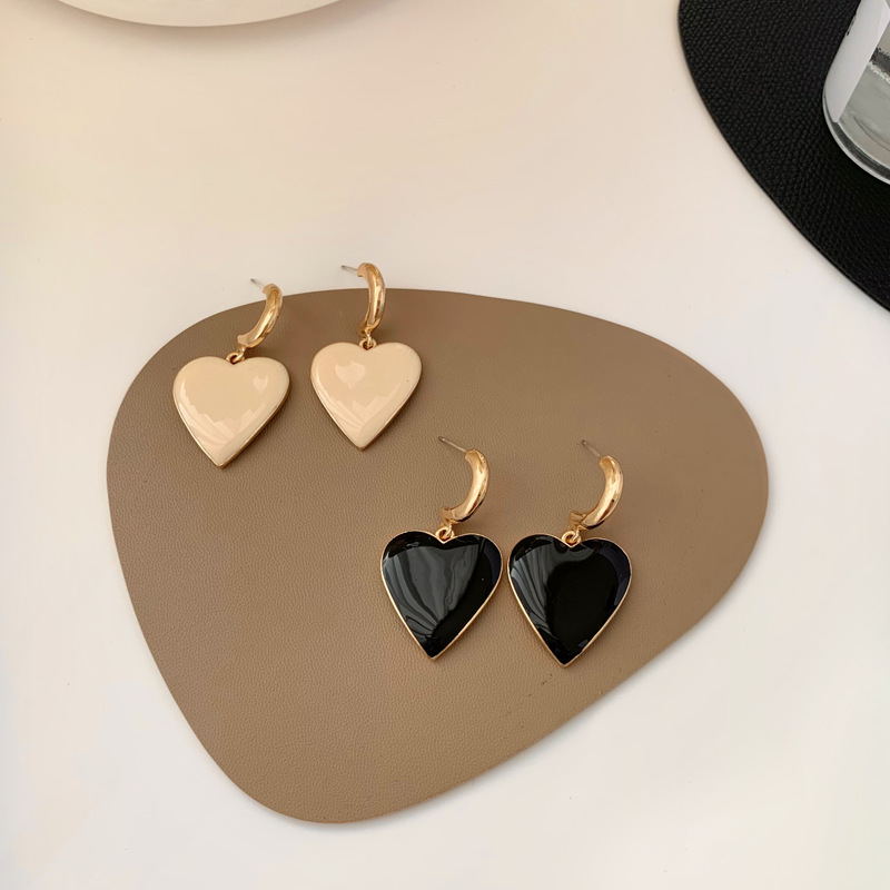 1 Pair Retro Heart Shape Alloy Women's Earrings display picture 1