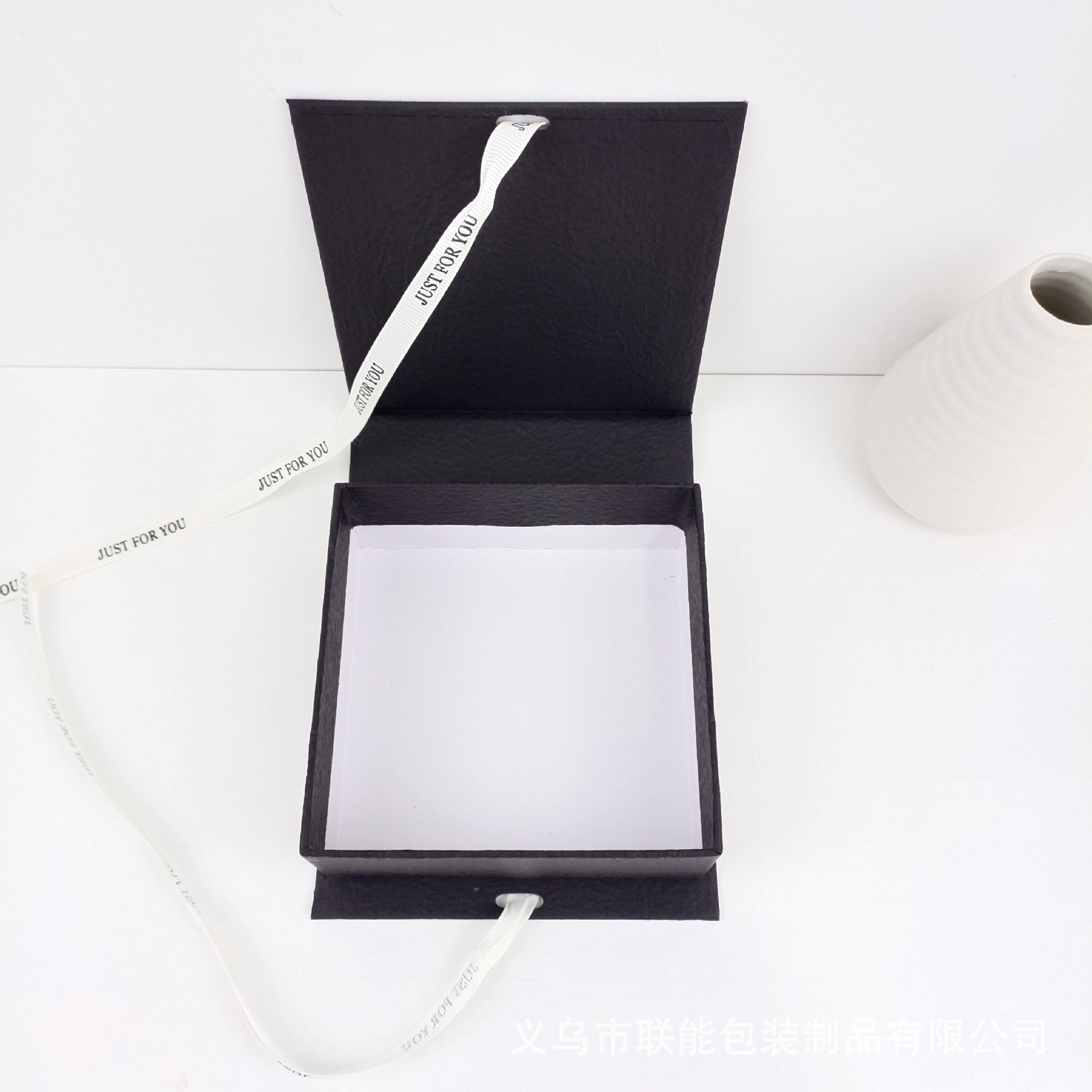 손으로 검은 색 반죽 (빈 상자);10.5*10.5*4.7cm