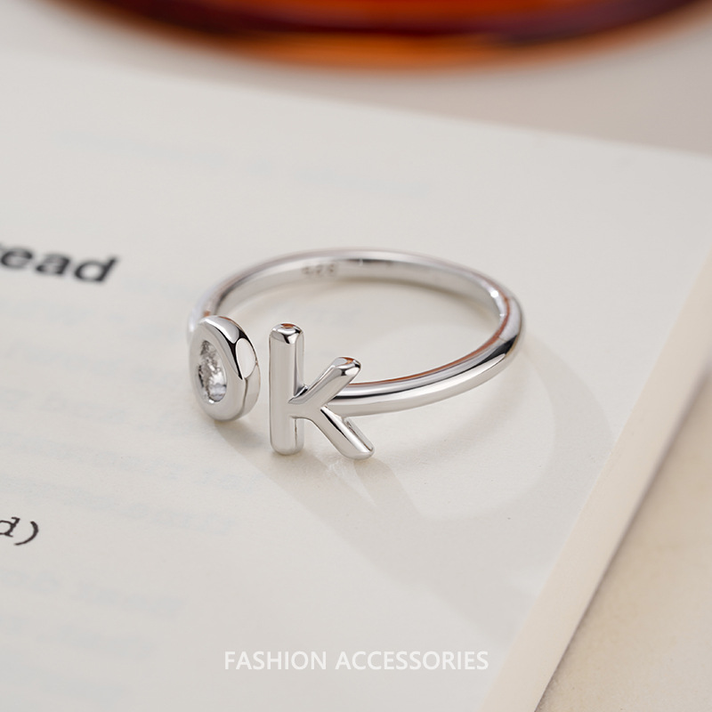 Funkelnder Ring für Damen, mit romantischem Flair gefertigt. Elegant und komfortabel, entworfen, um Ihren Charme zu unterstreichen. Ein dezentes und dennoch atemberaubendes Schmuckstück für Verabredungen._voghion.com