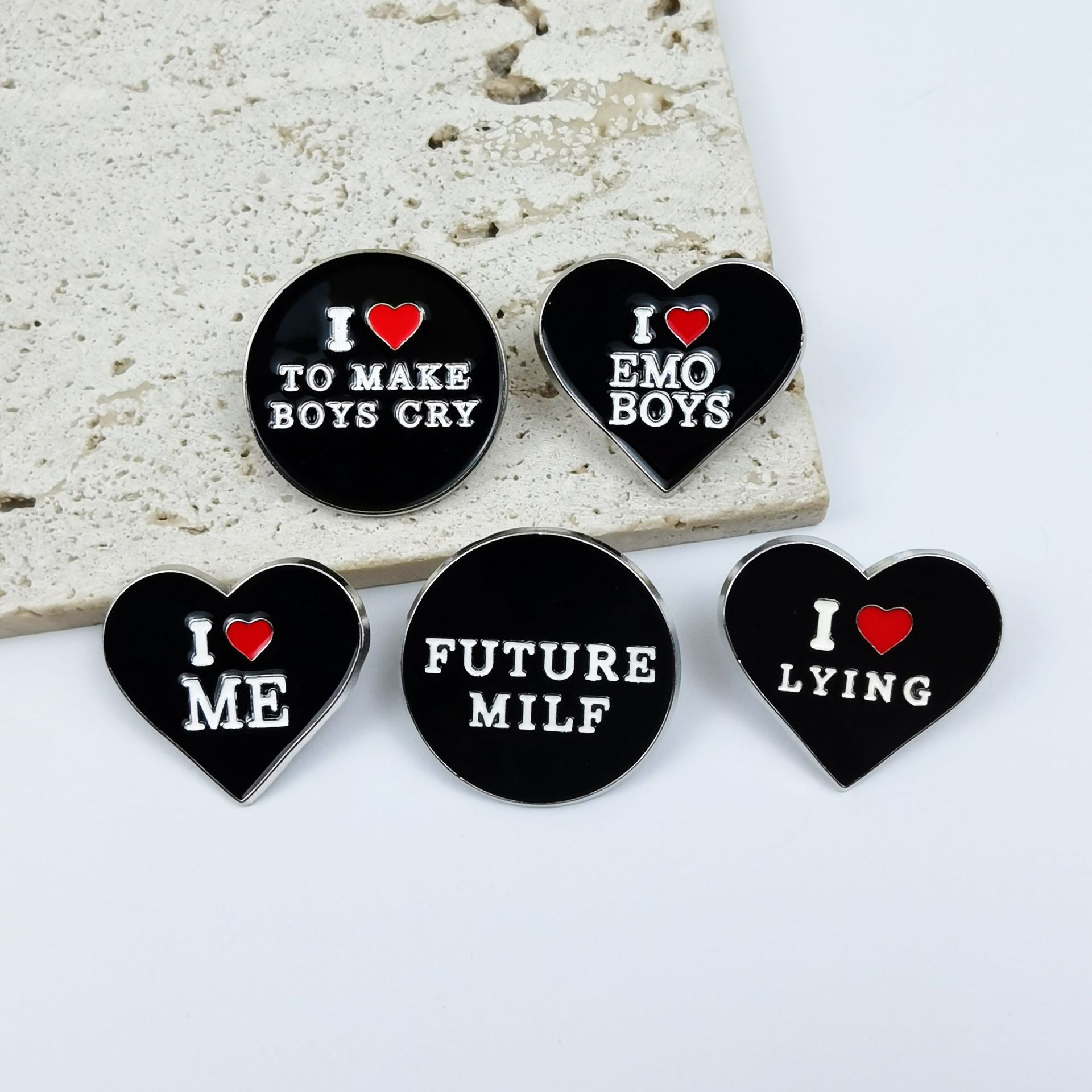 Insignia de metal con letras en inglés creativas europeas y americanas, personalidad, amor negro, ropa, bolsos, accesorios, broches transfronterizos image 3