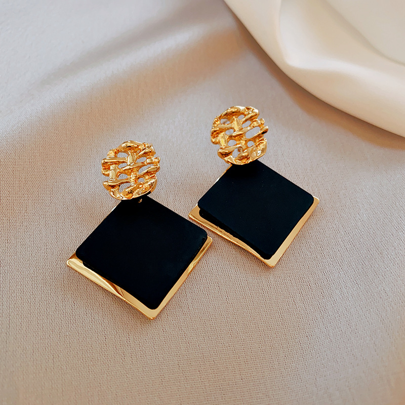 Pendientes geométricos con pliegues irregulares con cuentas de vidrio con aguja de plata Pendientes de alta calidad de temperamento negro Pendientes ligeros de lujo