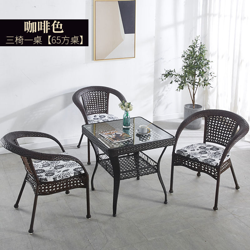 65제곱미터 테이블이 있는 갈색 의자 3개