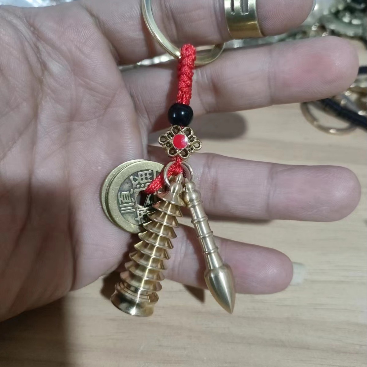 Puesto de venta caliente en lugares escénicos Cinco emperadores dinero latón llavero de coche calabaza de cobre joyería colgante regalo de evento