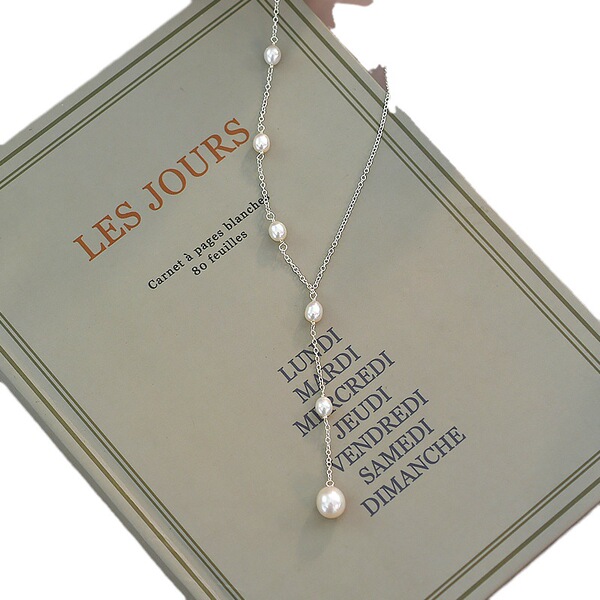 Design necklace from pearl