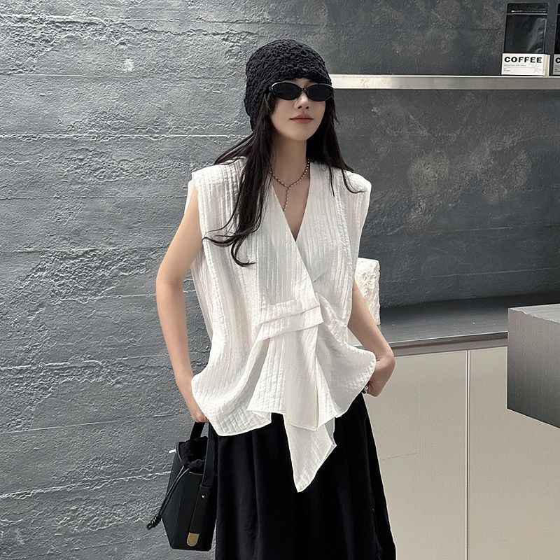 Pleated Sleeveless Shirt with a Relaxed Fit, 2026 Design, New Spring/Summer Style, Irregular Fashion Vest, Niche Hong Kong Style Craftsmanship