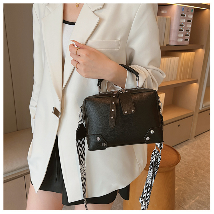 Women's Small Pu Leather Waves Solid Color Streetwear Square Zipper Square Bag display picture 1