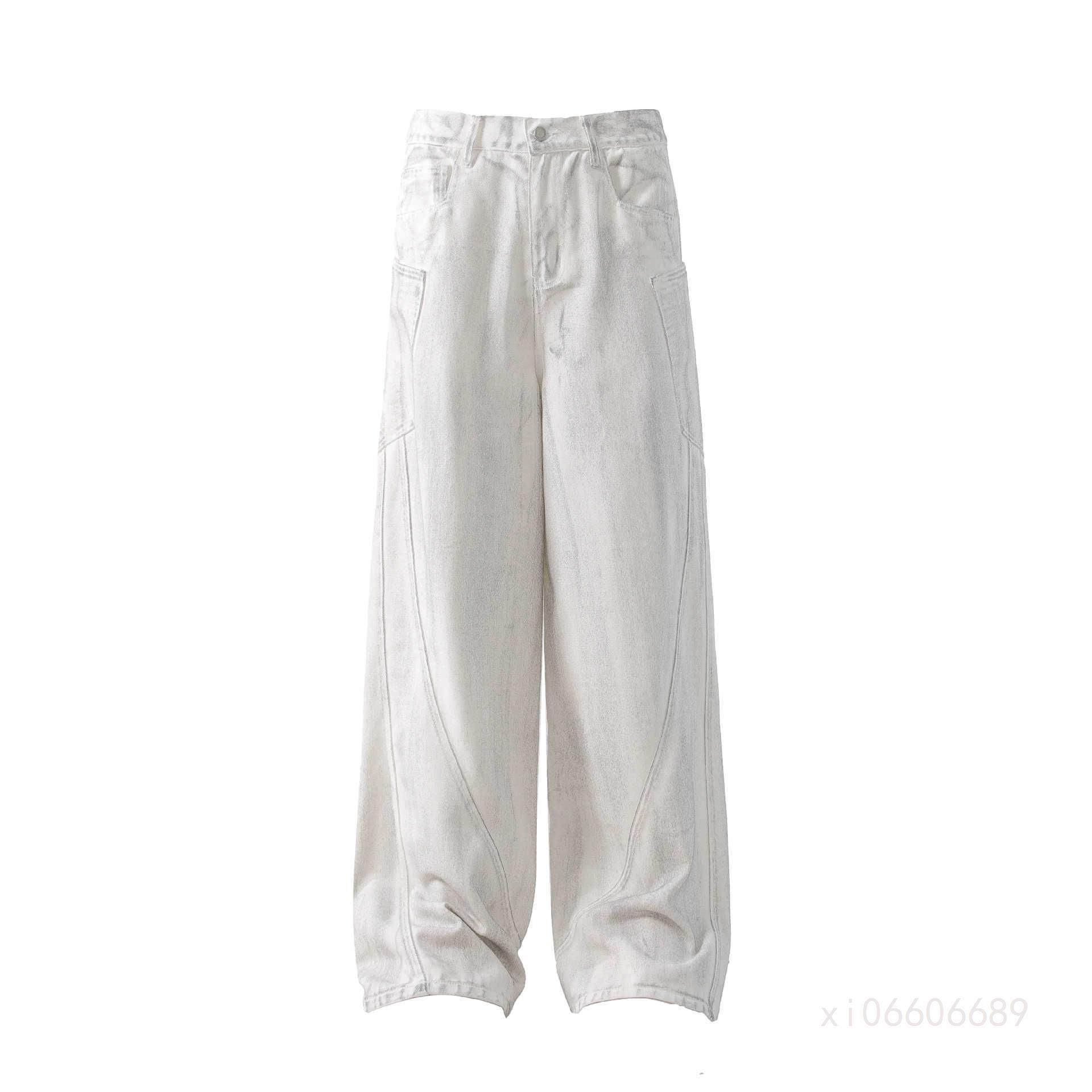 Vêtements de travail suspendus dans la rue principale, déconstruction, jeans blancs sales, jambes larges et droites, style friche_voghion.com