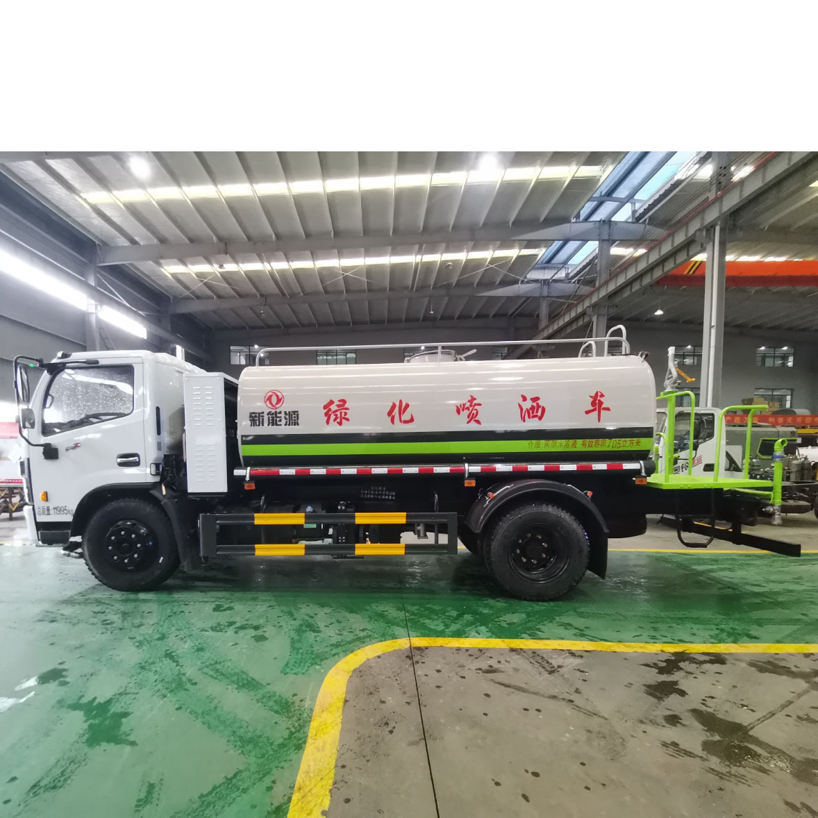 New Energy Sprinkler Truck Dongfeng 9-Ton Multi-Functional Greening and Dust-Suppression Sprinkler Truck for First-Tier Cities