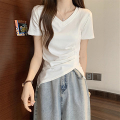 女性のための白い半袖 T シャツ夏の新しいデザインニッチ不規則な V ネックプリーツ右肩スリムショートトップ