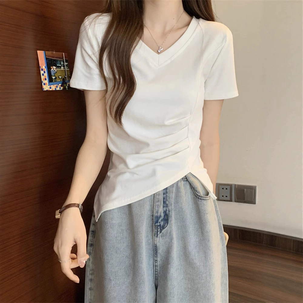 Белая женская футболка с короткими рукавами, летняя новая дизайнерская ниша, асимметричный плиссированный тонкий короткий топ с v-образным вырезом на правое плечо