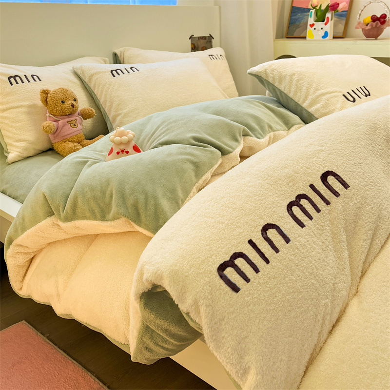 2024 nueva categoría más terciopelo grueso de lana de leche de invierno traje de cuatro piezas invierno invierno conejo felpa funda de edredón de lana de coral