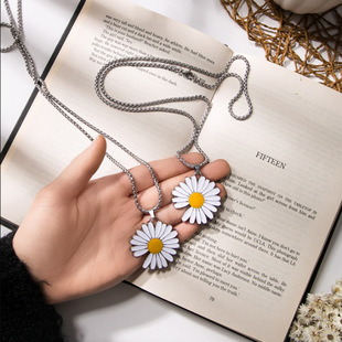 Daisy Necklace for Men Trendy Outfit G-Dragon Sweater Chain Couple Clavicle Chain Accessory Pendant for Women