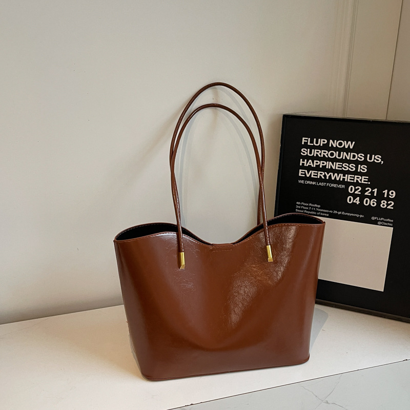 2025 nuevo bolso de mujer universal nicho de moda alta sensación de bolso de mujer de viaje de moda retrógrado aceite pitot bolso de hombro