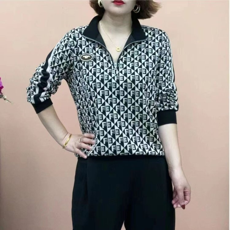 Live Broadcast Models Make You More Confident and Exude Charming Charm. Fashionable and Versatile Bottoming Shirts for Middle-Aged and Elderly Mothers Live Broadcast Models Make You More Confident and Exude Charming Charm. Fashionable and Versatile Bottoming Shirts for Middle-Aged and Elderly Mothers
