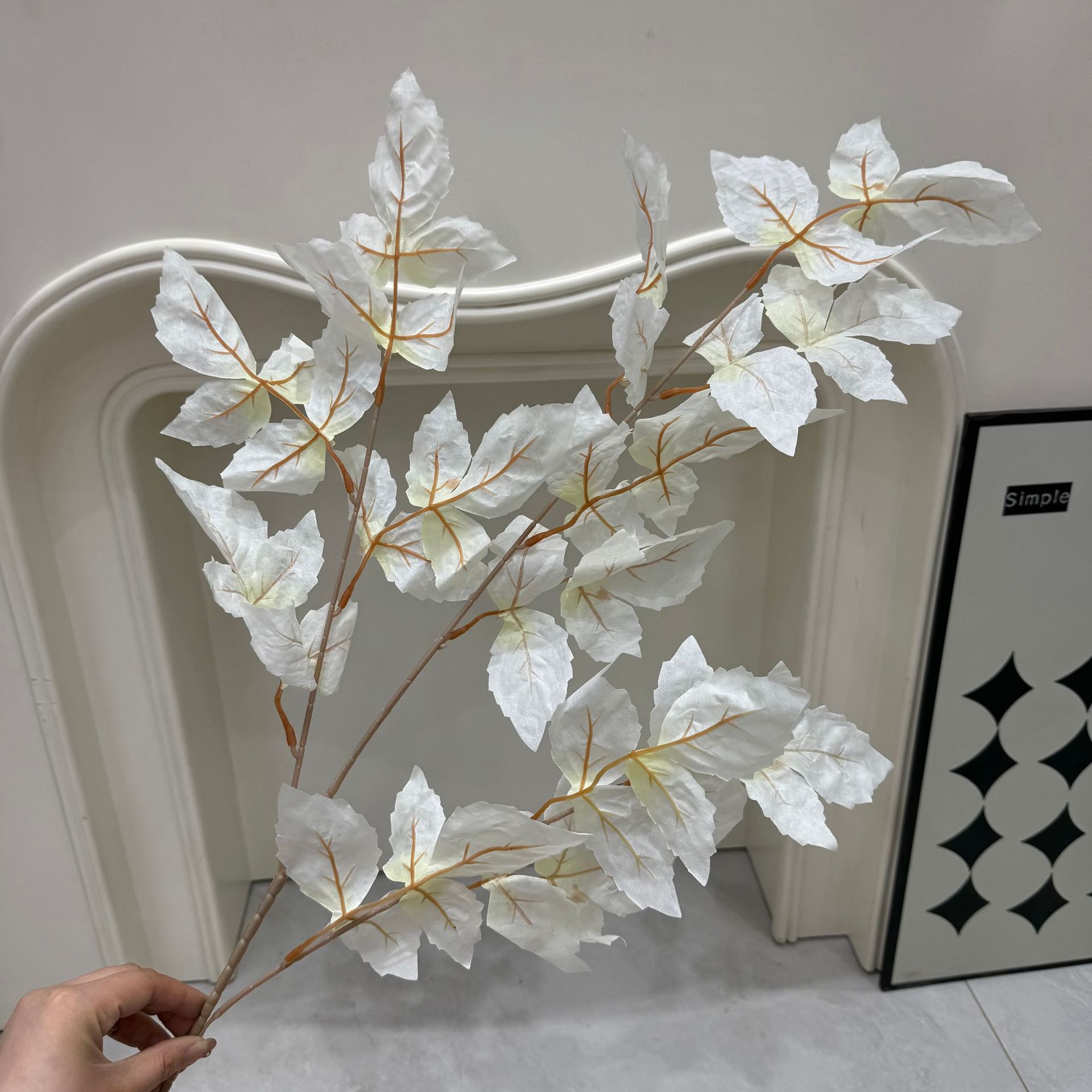 Pájaro azul hoja-blanco lechoso