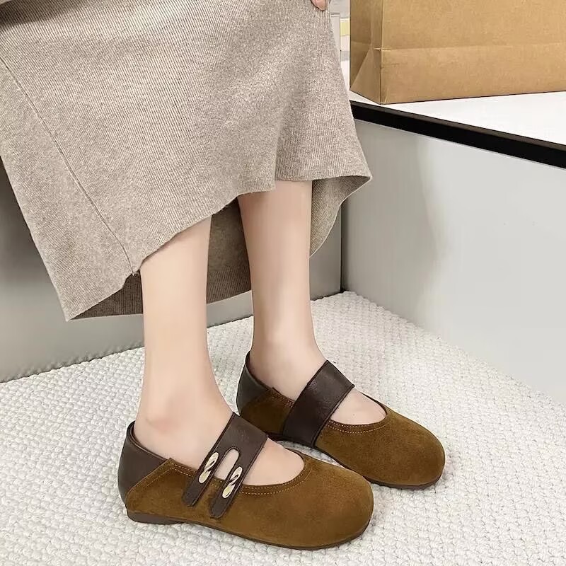 French-style retro soft-soled shallow-toe flats for women, 2026 early autumn new collection, flat-soled commuter shoes with Velcro straps, versatile Mary Jane style