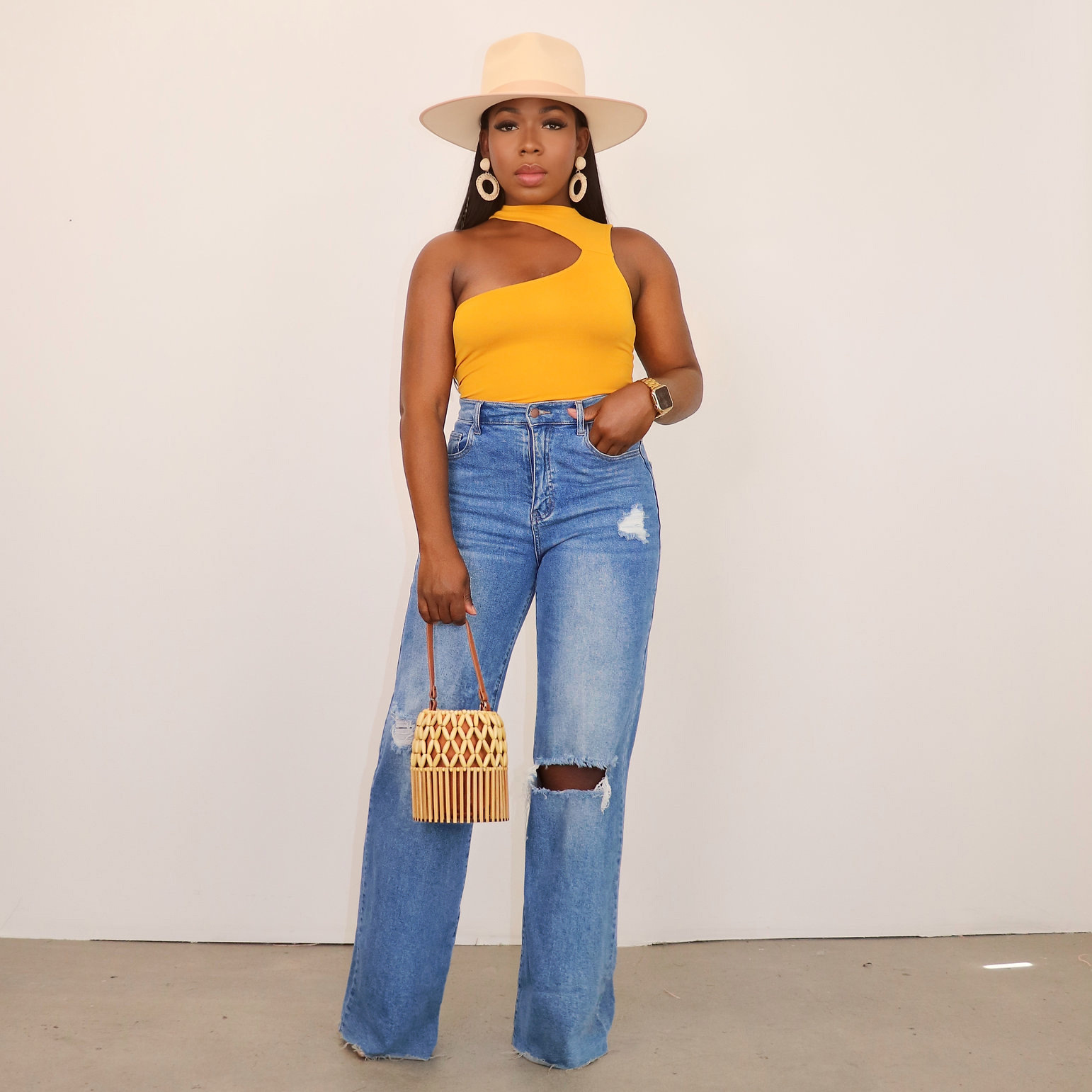 Jeans rotos nuevos de Amazon para mujer, estilo 2025, pantalones anchos lavados, pantalones largos de pierna recta en stock image 4