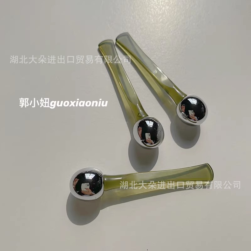 郭小娘の目のマッサージ棒の手動の目のクリームのマッサージ器の美化粧のツールの精華は棒のボールを導入して塗ります。