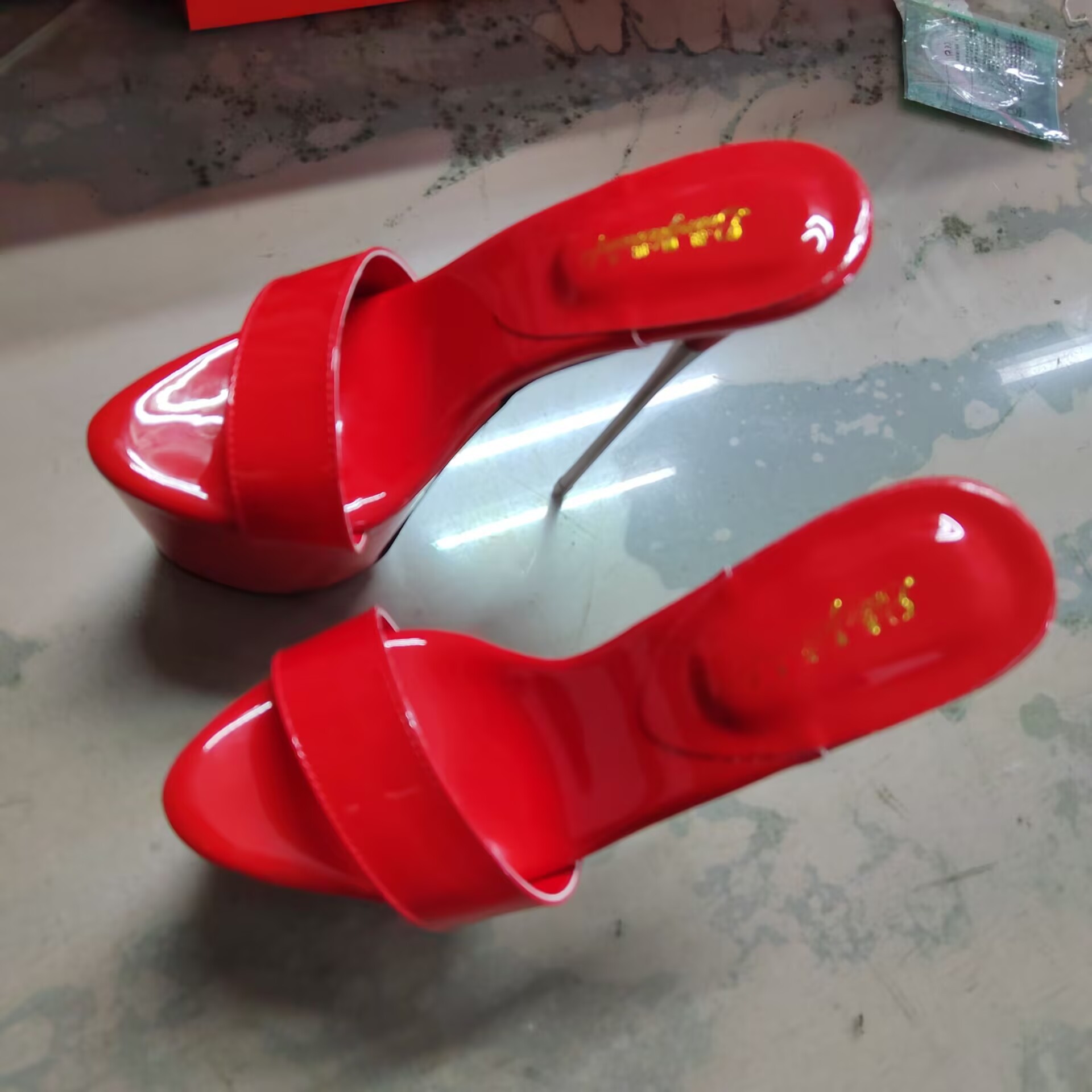 Màu đỏ (băng thông rộng)