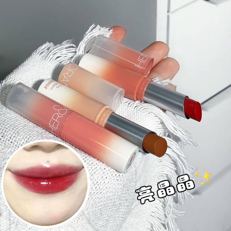 HERORANGE es un lápiz labial de agua de color con una superficie de maquillaje húmeda que no es fácil de tocar con un lápiz labial feminino tierno.