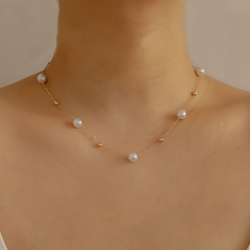 ヨーロッパとアメリカの国境を越えた売れ筋の女性用模造真珠のネックレス、シンプルでファッショナブルなコールドスタイルのメタルボールネックレス、女性用アクセサリー、夏|undefined