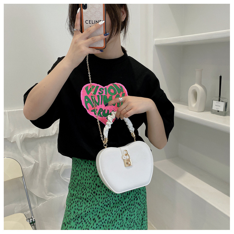 Fashion Portable Messenger Chain Bag display picture 2