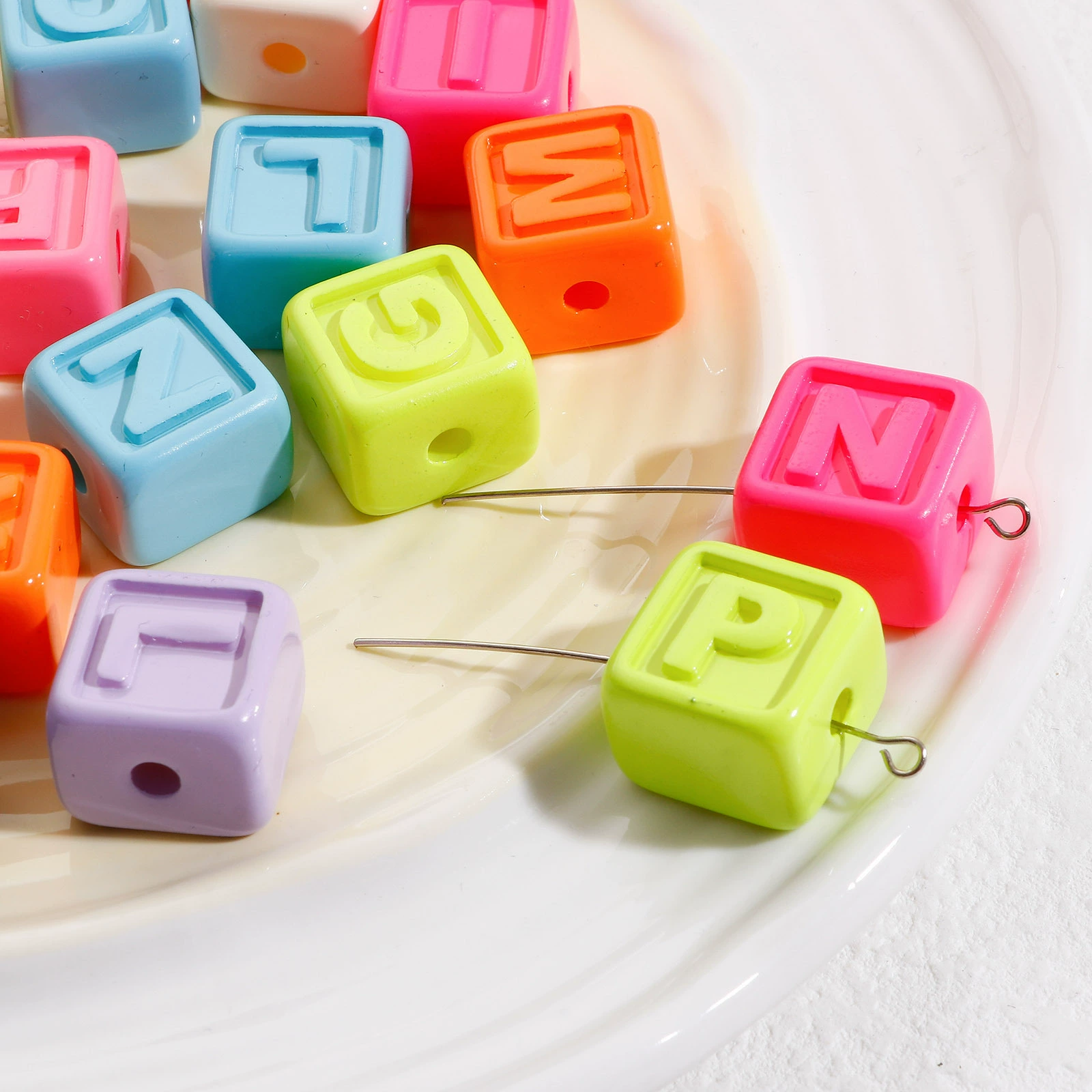 Случайные смешанные светлые масляные краски A-Z буквенные узоры квадратные акрилические бусы около 18x18mm-10 шт