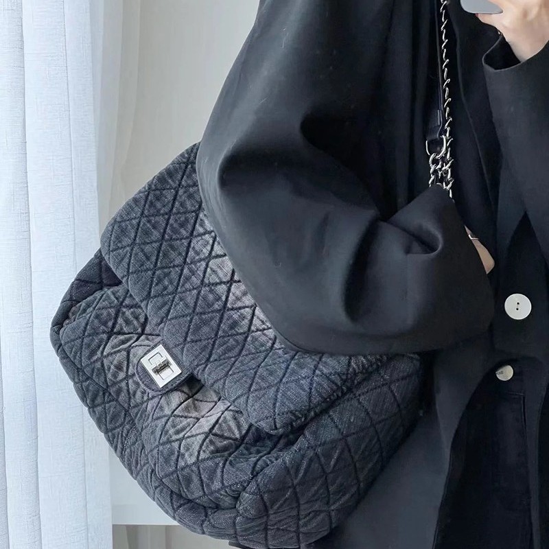 2022 new autumn and winter Denim wandering bag rhombic chain bag large capacity shoulder underarm bag women's all-match messenger bag 2022 new autumn and winter Denim wandering bag rhombic chain bag large capacity shoulder underarm bag women's all-match messenger bag