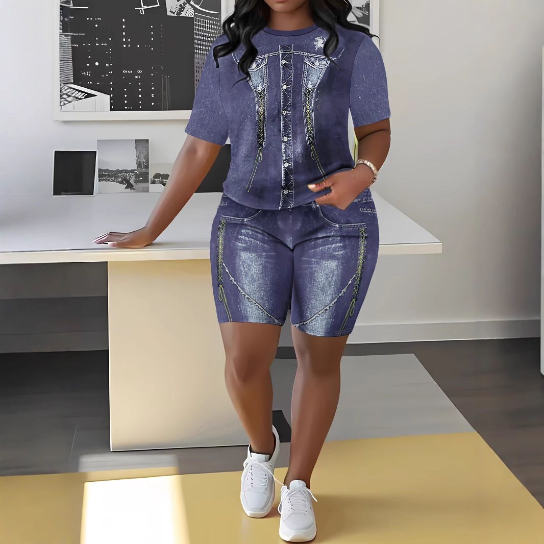 Completo da donna in denim stampato, composto da top a maniche corte con scollo rotondo e vestibilità ampia e pantaloncini aderenti._voghion.com