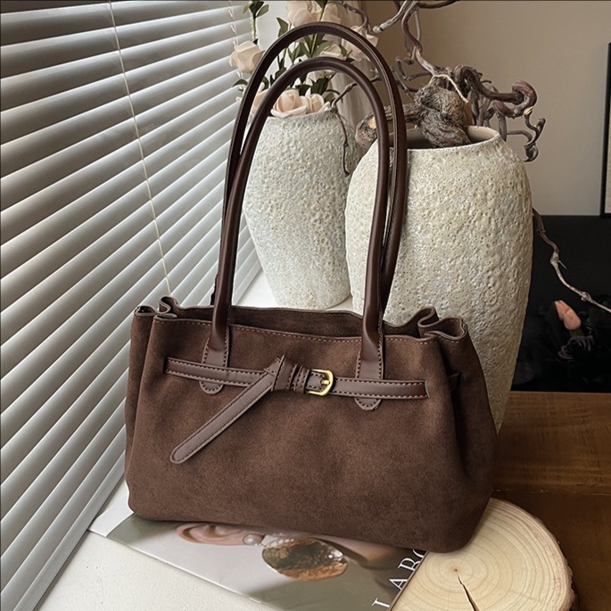 Bolsa de brazo de moda transfronteriza versátil, bolsa especial de invierno para mujeres 2025, nueva bolsa de hombro de viaje de alto valor.