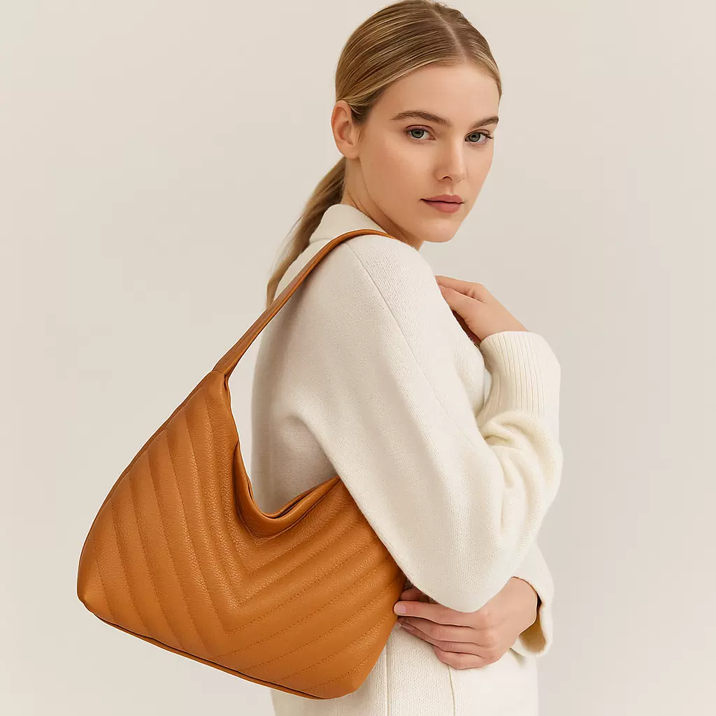 头层牛皮单肩包 暖棕色调独特斜纹绗缝设计 柔软包身尽显慵懒随性