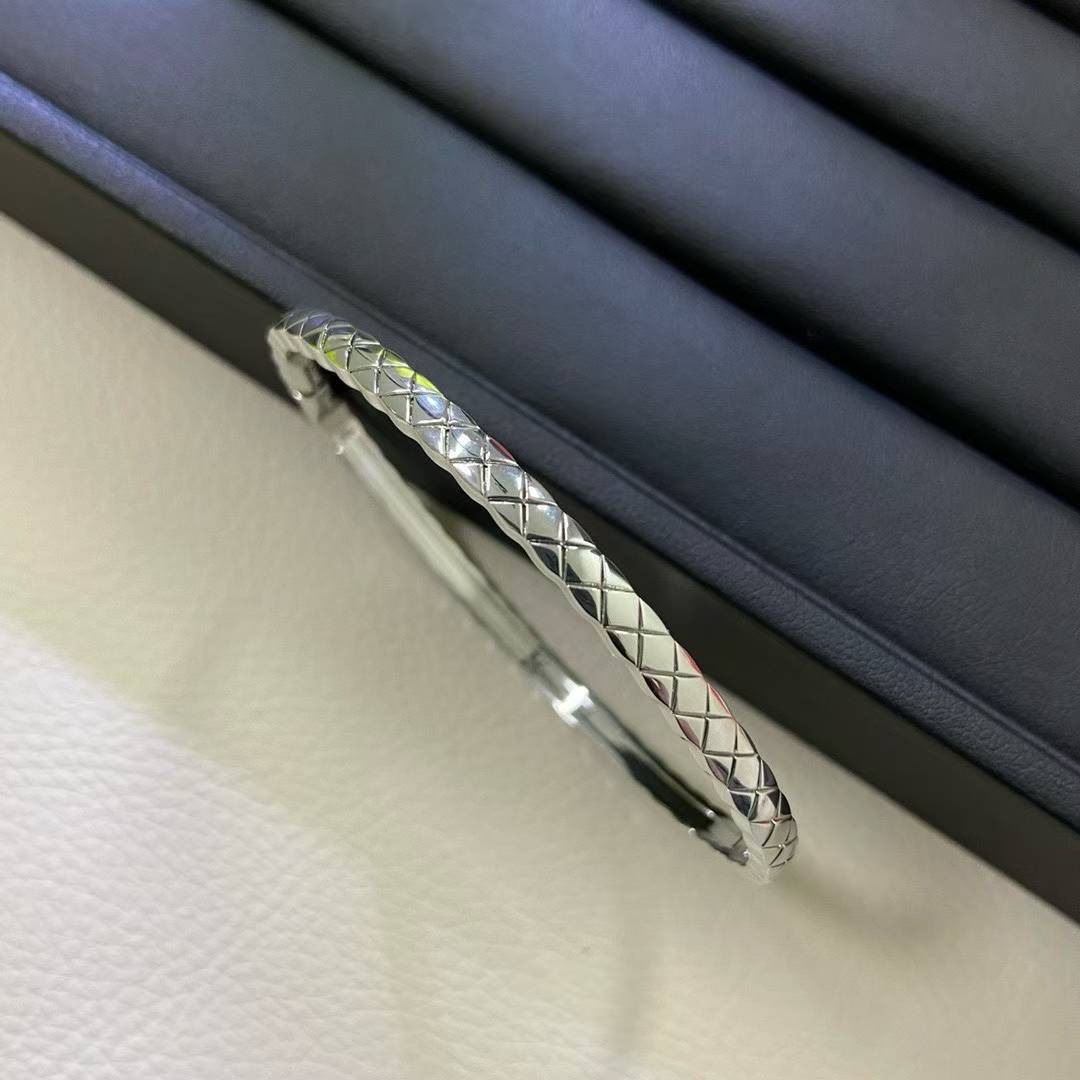 With diamond pattern, platinum