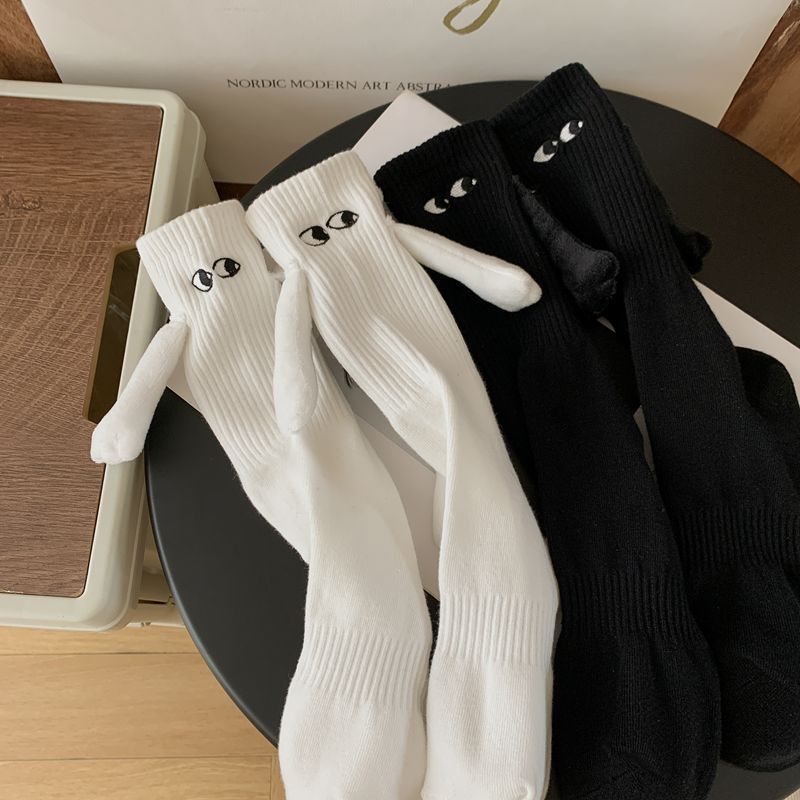 1 Paar Club-Promi-Paar-Socken: Modische, lustige, kreative magnetische Hand-und-Hand-Socken mit schwarz-weißen Cartoon-Augen für Paare – Detail 4