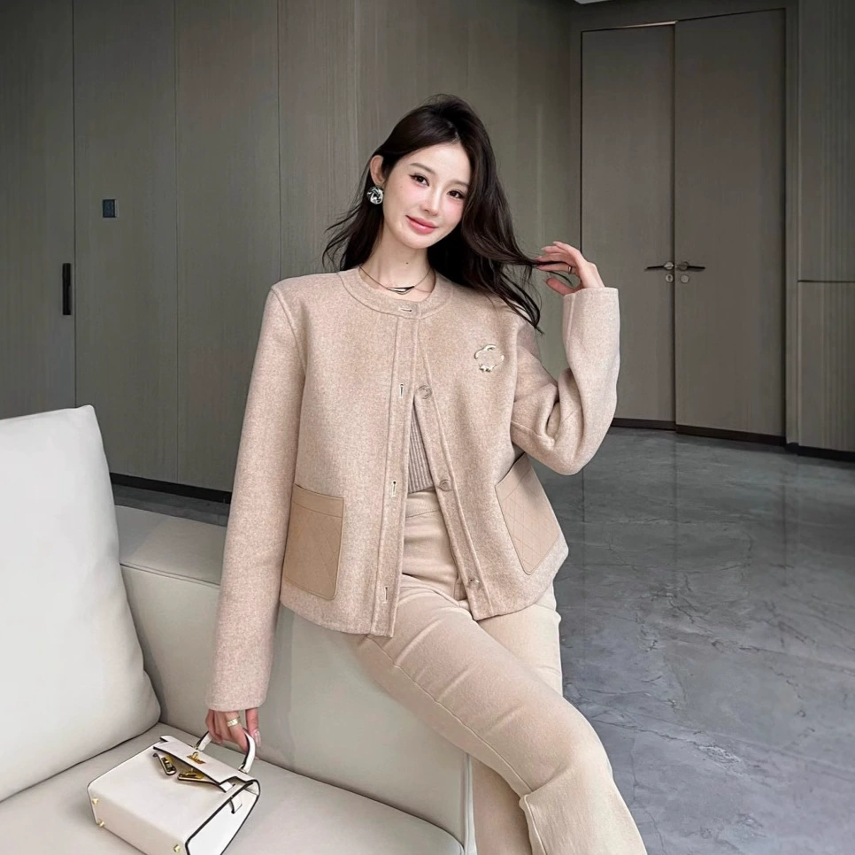 Spring pin with a round collar, woolen coat, city style