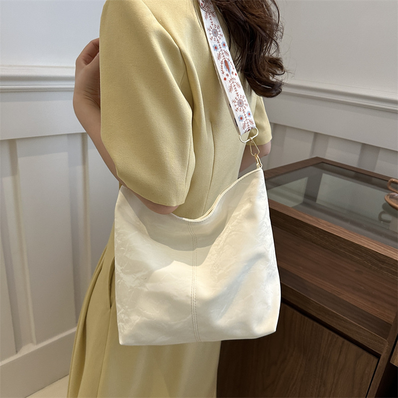 Textura simple de gran capacidad 2024, nuevo nicho de verano de moda bolsas de cubo de agua, mochila casual versátil