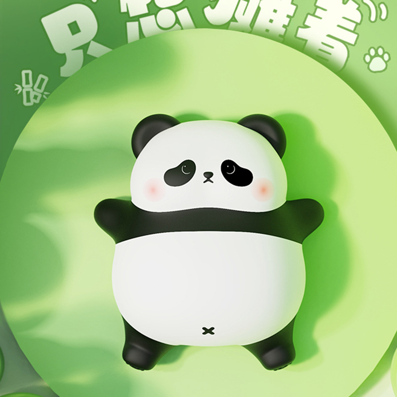 팬더 Tang Tang이 야간 조명을 두드려줍니다.