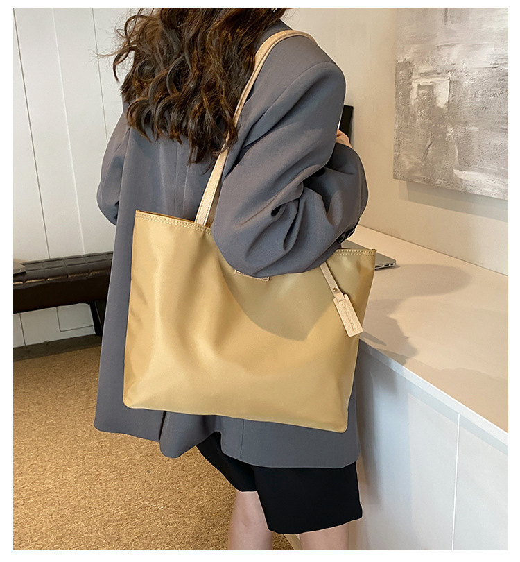 The new Korean-style trendy casual tote bag for women, Oxford fabric large-capacity single-shoulder bag 2025, exudes a sense of luxury full figure