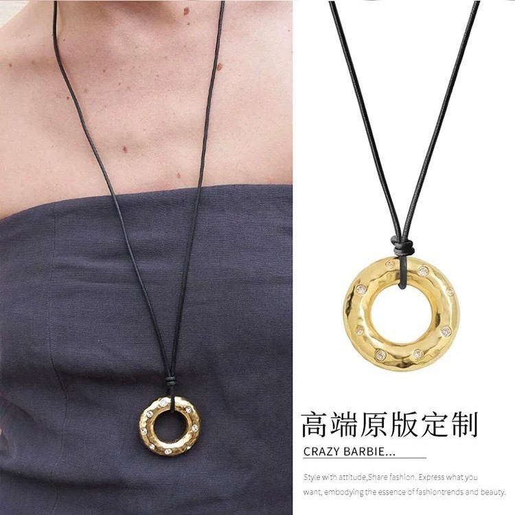 Blogger el mismo collar de anillo de donas de alta gama, lujo ligero, moda de nicho, patrón de martillo, cadena de suéter larga de diamantes