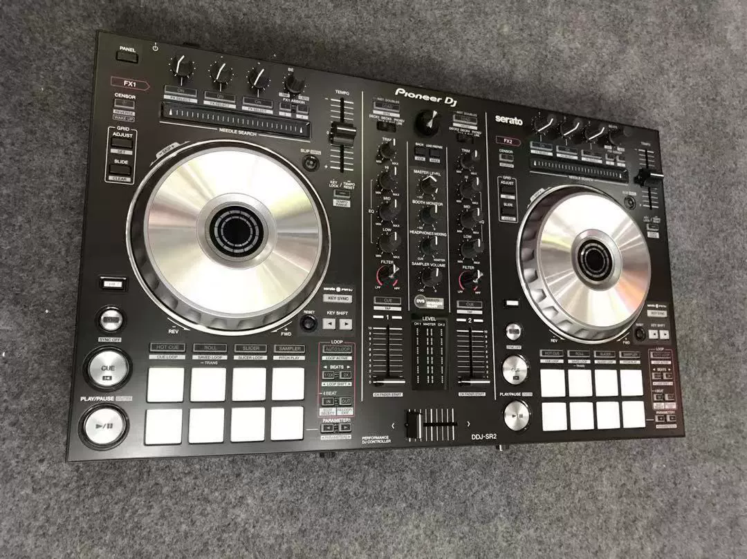 Использовалась цифровая DJ-машина «всё в одном» DDJ SR2 со встроенной звуковой картой, поддерживающая использование Serato DJ.