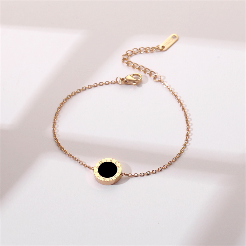 Ventas calientes de pulseras de acero de titanio para mujeres no desvanecerse colgante romano blanco y negro de dos caras nicho lujoso diseño ligero joyas de moda versátiles