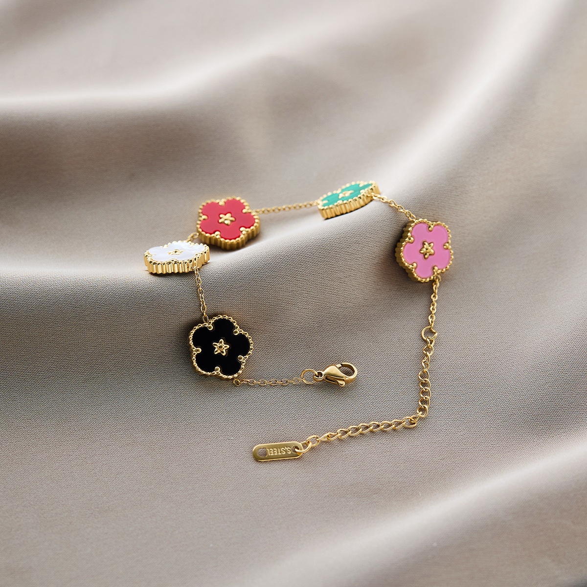 温鑑は色を落とさないで越境してよく売れているチタン鋼のブレスレットの女性の五葉の草はダイヤモンドのins風の個性の18kの真空の電気めっきを入れます。