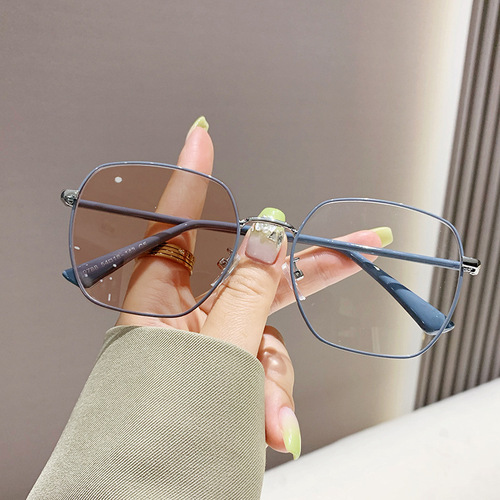 Prescription Blue Light Blocking Color-Changing Lightweight Makeup-Friendly Oversized Grey and Tea Tint Photochromic Sunglasses Wholesale