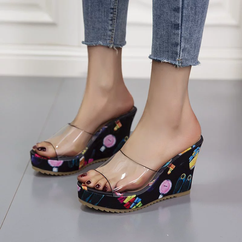 Женские Тапочки с принтом 2023, летние европейские и американские сексуальные прозрачные туфли на танкетке, сандалии на высоком каблуке с граффити