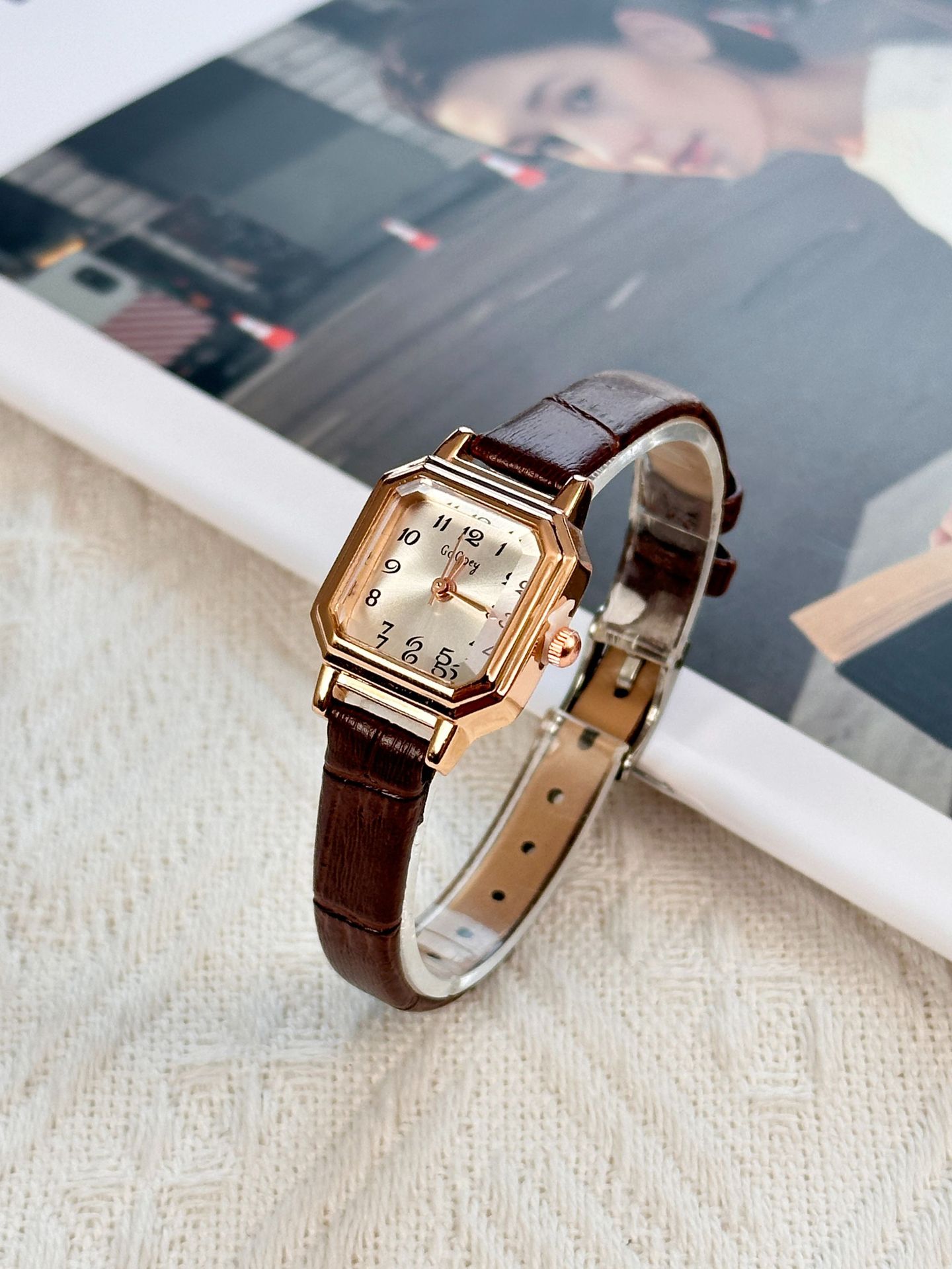 Women's Gender Casual Geometric Concealed Buckle Quartz Women's Watches