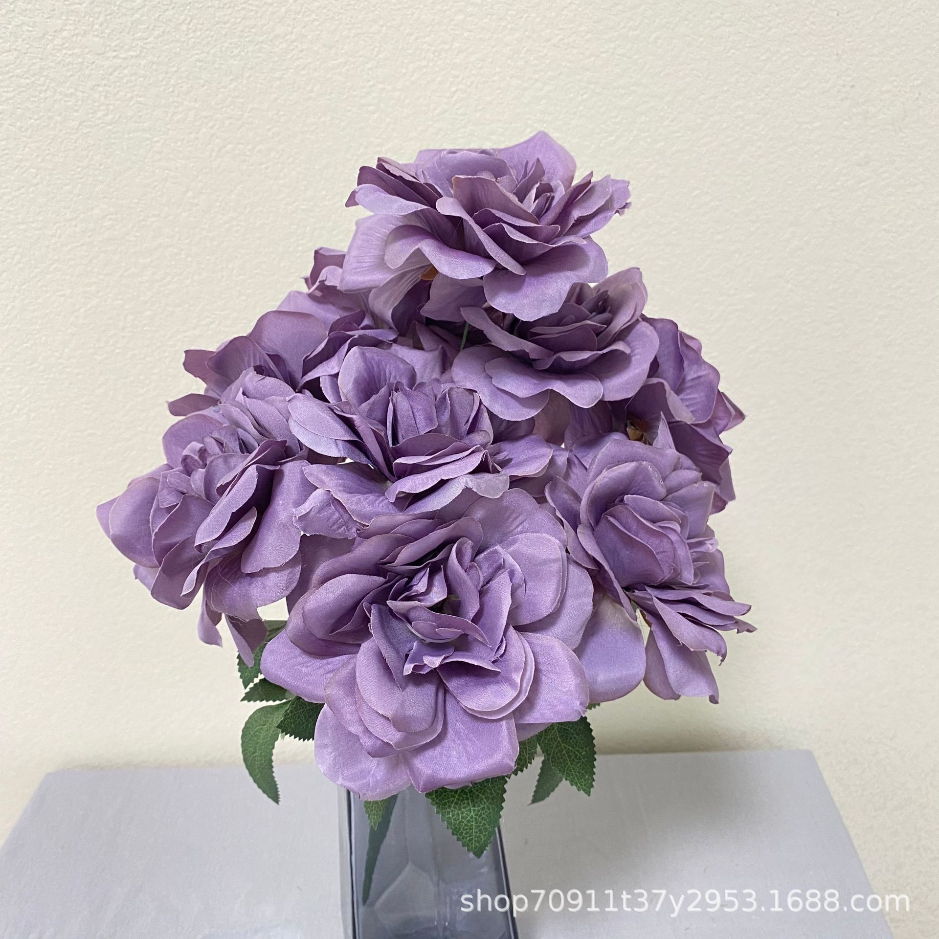 짙은 보라색 다발 7개