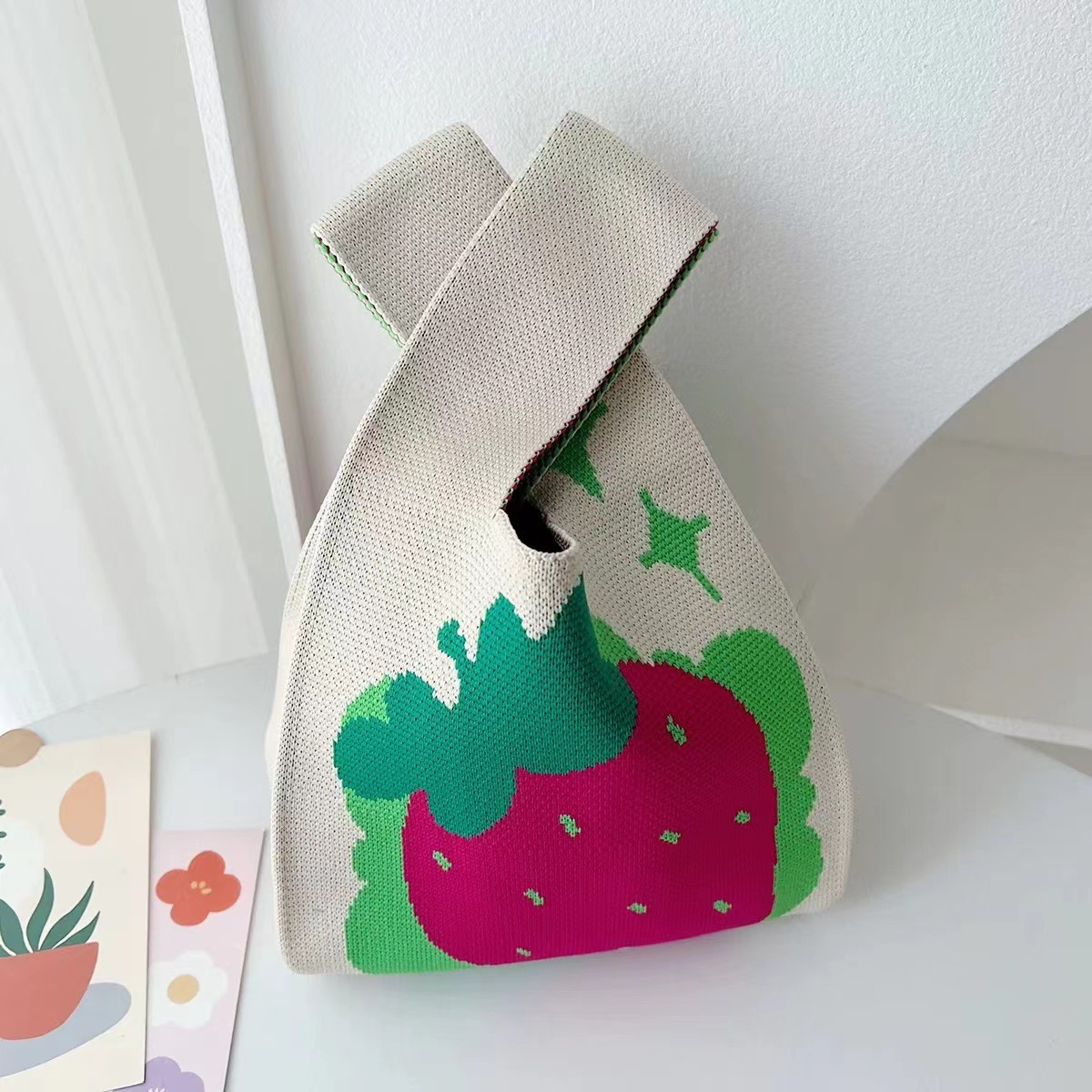 베이지 레드 딸기