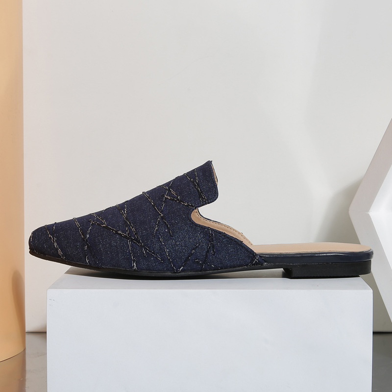 Damsandaler med bullhuvud och halvklackar bär en platt mullersko_voghion.com