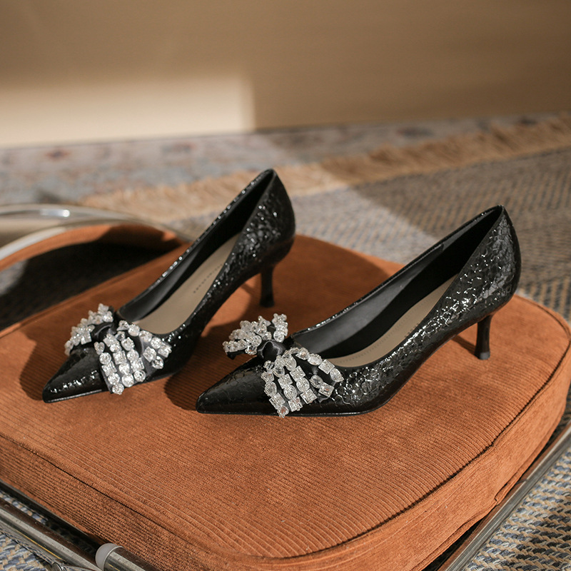 6310 Nischendesign spitze hochhackige Schuhe 2024 Frühjahr neue Western-Stil Wasser Diamant Schmetterling Knoten feine Folgeschuhe_voghion.com