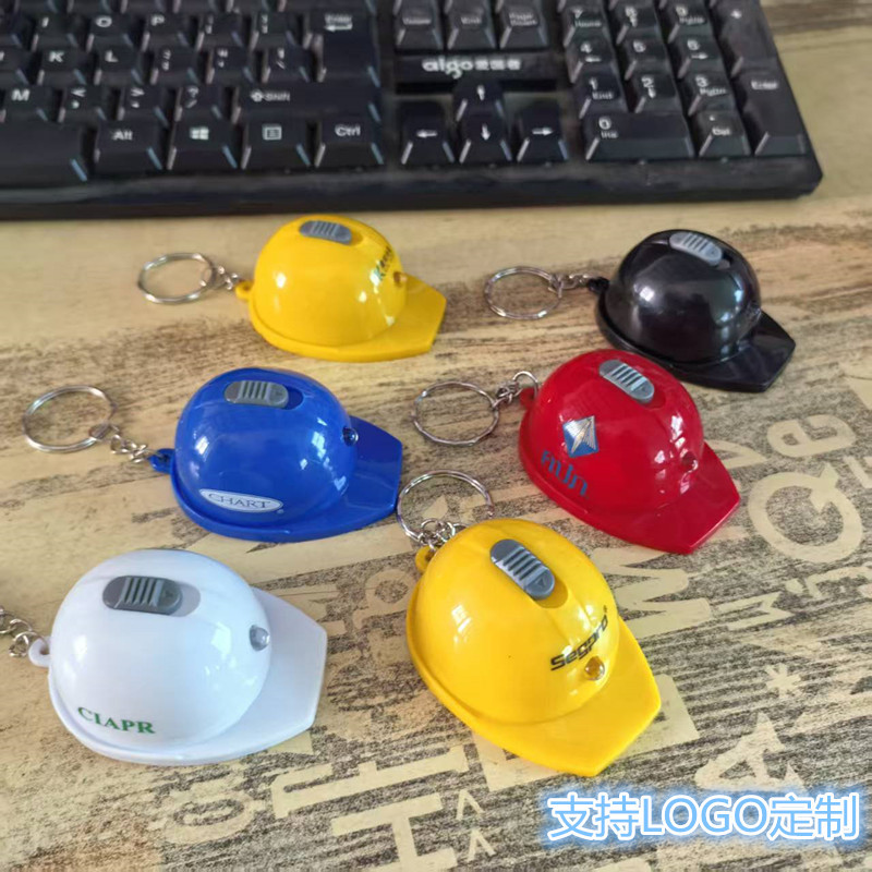 Nuevo hot sale LED casco abre botellas llavero logotipo personalizado con lámpara casco pequeño regalo