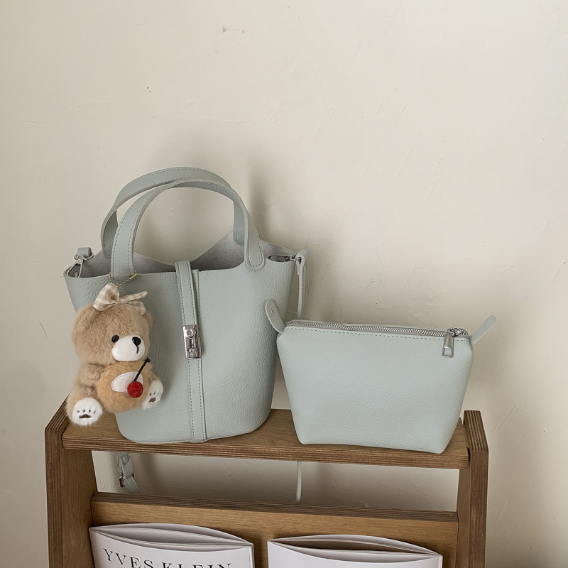 Nicho coreano canasta de platos portátiles bolso de cubo para mujeres 2026 ventas calientes nueva moda lichi patrón mochila